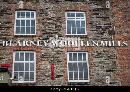 Blarney, Irland - 14. Juli 2021: Das Schild für Blarney Woolen Mills in der Grafschaft Cork, Irland Stockfoto