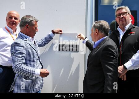 (L bis R): Francois Dumontier (CDN) Promoter des kanadischen GP; Jean Todt (FRA) FIA President; und Ross Brawn (GBR) Managing Director, Motor Sports, enthüllen Charlie Whiting eine Plakette. 08.06.2019. Formel-1-Weltmeisterschaft, Rd 7, Großer Preis Von Kanada, Montreal, Kanada, Qualifizierender Tag. Bildnachweis sollte lauten: XPB/Press Association Images. Stockfoto