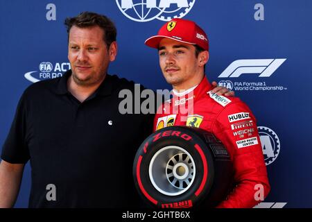 Charles Leclerc (MON) Ferrari erhält den Pirelli Pole Position Award von Lukas Lauda (AUT). 29.06.2019. Formel 1 Weltmeisterschaft, Rd 9, Großer Preis Von Österreich, Spielberg, Österreich, Qualifizierender Tag. Bildnachweis sollte lauten: XPB/Press Association Images. Stockfoto