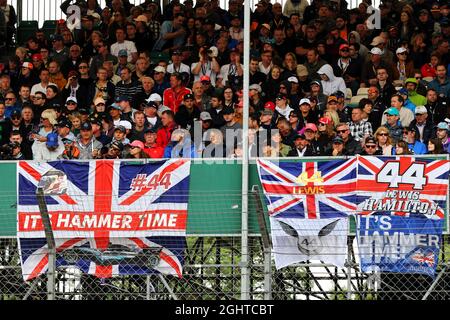 Lewis Hamilton (GBR) Mercedes AMG F1 Banner mit Fans auf der Tribüne. 14.07.2019. Formel-1-Weltmeisterschaft, Rd 10, Großer Preis Von Großbritannien, Silverstone, England, Wettkampftag. Bildnachweis sollte lauten: XPB/Press Association Images. Stockfoto