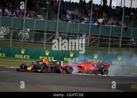 Sebastian Vettel (GER) Ferrari SF90 stürzt in den Rücken von Max Verstappen (NLD) Red Bull Racing RB15. 14.07.2019. Formel-1-Weltmeisterschaft, Rd 10, Großer Preis Von Großbritannien, Silverstone, England, Wettkampftag. Bildnachweis sollte lauten: XPB/Press Association Images. Stockfoto