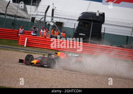 Sebastian Vettel (GER) Ferrari SF90 stürzt in den Rücken von Max Verstappen (NLD) Red Bull Racing RB15. 14.07.2019. Formel-1-Weltmeisterschaft, Rd 10, Großer Preis Von Großbritannien, Silverstone, England, Wettkampftag. Bildnachweis sollte lauten: XPB/Press Association Images. Stockfoto