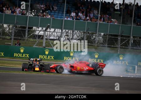 Sebastian Vettel (GER) Ferrari SF90 stürzt in den Rücken von Max Verstappen (NLD) Red Bull Racing RB15. 14.07.2019. Formel-1-Weltmeisterschaft, Rd 10, Großer Preis Von Großbritannien, Silverstone, England, Wettkampftag. Bildnachweis sollte lauten: XPB/Press Association Images. Stockfoto