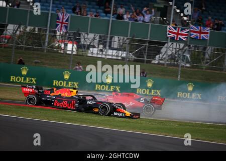 Sebastian Vettel (GER) Ferrari SF90 stürzt in den Rücken von Max Verstappen (NLD) Red Bull Racing RB15. 14.07.2019. Formel-1-Weltmeisterschaft, Rd 10, Großer Preis Von Großbritannien, Silverstone, England, Wettkampftag. Bildnachweis sollte lauten: XPB/Press Association Images. Stockfoto