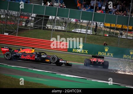 Sebastian Vettel (GER) Ferrari SF90 stürzt in den Rücken von Max Verstappen (NLD) Red Bull Racing RB15. 14.07.2019. Formel-1-Weltmeisterschaft, Rd 10, Großer Preis Von Großbritannien, Silverstone, England, Wettkampftag. Bildnachweis sollte lauten: XPB/Press Association Images. Stockfoto