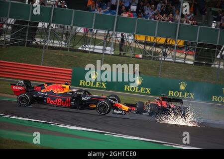 Sebastian Vettel (GER) Ferrari SF90 stürzt in den Rücken von Max Verstappen (NLD) Red Bull Racing RB15. 14.07.2019. Formel-1-Weltmeisterschaft, Rd 10, Großer Preis Von Großbritannien, Silverstone, England, Wettkampftag. Bildnachweis sollte lauten: XPB/Press Association Images. Stockfoto