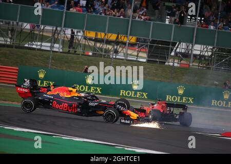 Sebastian Vettel (GER) Ferrari SF90 stürzt in den Rücken von Max Verstappen (NLD) Red Bull Racing RB15. 14.07.2019. Formel-1-Weltmeisterschaft, Rd 10, Großer Preis Von Großbritannien, Silverstone, England, Wettkampftag. Bildnachweis sollte lauten: XPB/Press Association Images. Stockfoto