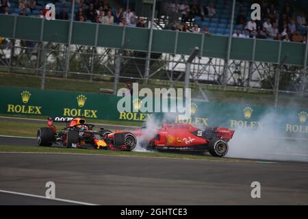 Sebastian Vettel (GER) Ferrari SF90 stürzt in den Rücken von Max Verstappen (NLD) Red Bull Racing RB15. 14.07.2019. Formel-1-Weltmeisterschaft, Rd 10, Großer Preis Von Großbritannien, Silverstone, England, Wettkampftag. Bildnachweis sollte lauten: XPB/Press Association Images. Stockfoto