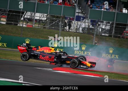 Sebastian Vettel (GER) Ferrari SF90 stürzt in den Rücken von Max Verstappen (NLD) Red Bull Racing RB15. 14.07.2019. Formel-1-Weltmeisterschaft, Rd 10, Großer Preis Von Großbritannien, Silverstone, England, Wettkampftag. Bildnachweis sollte lauten: XPB/Press Association Images. Stockfoto