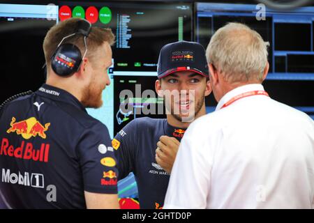 Pierre Gasly (FRA) Red Bull Racing mit Dr. Helmut Marko (AUT) Red Bull Motorsport Consultant. 26.07.2019. Formel 1 Weltmeisterschaft, Rd 11, Großer Preis Von Deutschland, Hockenheim, Deutschland, Übungstag. Bildnachweis sollte lauten: XPB/Press Association Images. Stockfoto