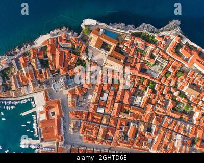 Dubrovnik, Kroatien. Luftaufnahme der Altstadt mit Dächern und Adria. Draufsicht von der Drohne. Urlaubsziel im Sommer Stockfoto