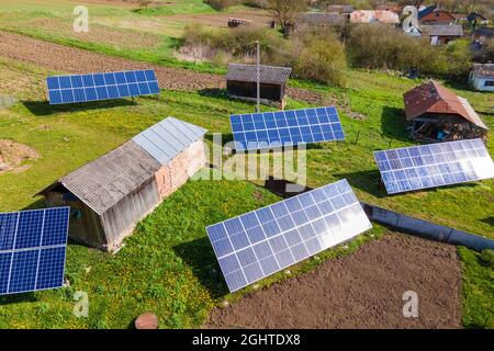 Luftaufnahme von blauen Photovoltaik-Solarzellen auf Hinterhof Boden für die Produktion von sauberem ökologischen Strom montiert. Erzeugung erneuerbarer Energien CO Stockfoto