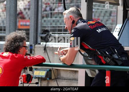 (L bis R): Laurent Mekies (FRA) Ferrari Sporting Director mit Paul Monaghan (GBR) Red Bull Racing Chief Engineer. 03.08.2019. Formel 1 Weltmeisterschaft, Rd 12, Großer Preis Von Ungarn, Budapest, Ungarn, Qualifizierender Tag. Bildnachweis sollte lauten: XPB/Press Association Images. Stockfoto