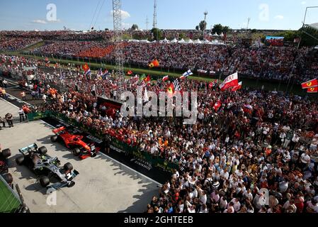 Teams und Fans auf dem Podium. 04.08.2019. Formel 1 Weltmeisterschaft, Rd 12, Großer Preis Von Ungarn, Budapest, Ungarn, Wettkampftag. Bildnachweis sollte lauten: XPB/Press Association Images. Stockfoto