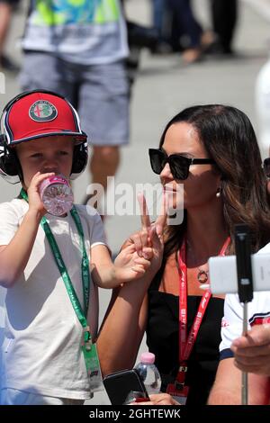 Minttu Räikkönen (FIN) mit ihrem Sohn Robin. 04.08.2019. Formel 1 Weltmeisterschaft, Rd 12, Großer Preis Von Ungarn, Budapest, Ungarn, Wettkampftag. Bildnachweis sollte lauten: XPB/Press Association Images. Stockfoto