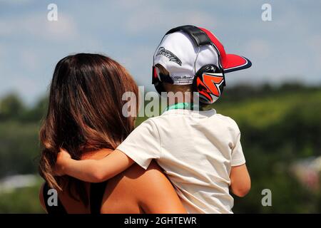 Minttu Räikkönen (FIN) mit ihrem Sohn Robin. 04.08.2019. Formel 1 Weltmeisterschaft, Rd 12, Großer Preis Von Ungarn, Budapest, Ungarn, Wettkampftag. Bildnachweis sollte lauten: XPB/Press Association Images. Stockfoto