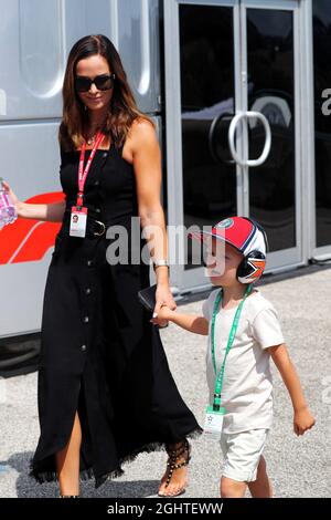 Minttu Räikkönen (FIN) mit ihrem Sohn Robin. 04.08.2019. Formel 1 Weltmeisterschaft, Rd 12, Großer Preis Von Ungarn, Budapest, Ungarn, Wettkampftag. Bildnachweis sollte lauten: XPB/Press Association Images. Stockfoto