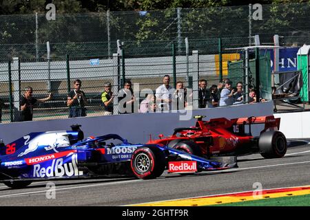 Daniil Kvyat (RUS) Scuderia Toro Rosso STR14 dreht sich vor dem Ferrari SF90 von Charles Leclerc (MON). 30.08.2019. Formel-1-Weltmeisterschaft, Rd 13, Großer Preis Von Belgien, Spa Francorchamps, Belgien, Übungstag. Bildnachweis sollte lauten: XPB/Press Association Images. Stockfoto