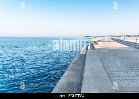 Böschung der Stadt Zadar am Morgen. Stockfoto