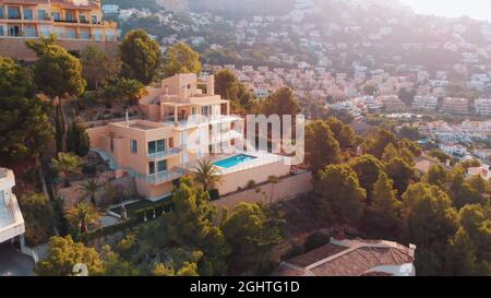 Altea Hills, Spanien 18.08.2021 Panoramablick auf die Küste von Altea. Die Apartments und Villen im Sommer sind von Bäumen umgeben. Konzept des Reisens an Orte. Stockfoto