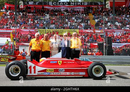 Jody Scheckter (RSA) mit seinem Ferrari 312T4 von 1979, seinen Mechanikern und Piero Ferrari (ITA) Ferrari Vice-President. 08.09.2019. Formel 1 Weltmeisterschaft, Rd 14, Großer Preis Von Italien, Monza, Italien, Wettkampftag. Bildnachweis sollte lauten: XPB/Press Association Images. Stockfoto