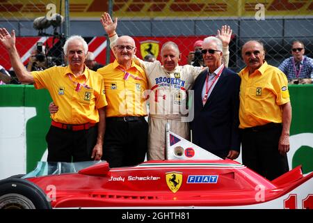 Jody Scheckter (RSA) mit seinem Ferrari 312T4, seinen alten Mechanikern und Piero Ferrari (ITA) Ferrari Vice-President. 08.09.2019. Formel 1 Weltmeisterschaft, Rd 14, Großer Preis Von Italien, Monza, Italien, Wettkampftag. Bildnachweis sollte lauten: XPB/Press Association Images. Stockfoto