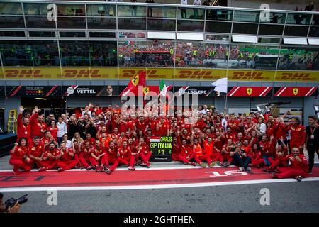 Rennsieger Charles Leclerc (MON) Ferrari feiert mit dem Team. 08.09.2019. Formel 1 Weltmeisterschaft, Rd 14, Großer Preis Von Italien, Monza, Italien, Wettkampftag. Bildnachweis sollte lauten: XPB/Press Association Images. Stockfoto