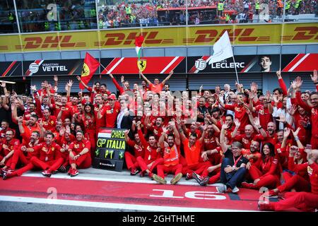 Rennsieger Charles Leclerc (MON) Ferrari feiert mit dem Team. 08.09.2019. Formel 1 Weltmeisterschaft, Rd 14, Großer Preis Von Italien, Monza, Italien, Wettkampftag. Bildnachweis sollte lauten: XPB/Press Association Images. Stockfoto
