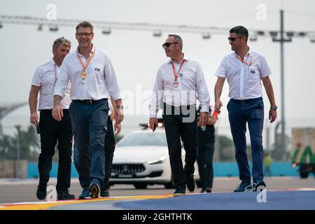 Bernd Maylander (GER) FIA Safety Car Driver (links) geht mit Michael Masi (AUS) FIA Race Director (rechts) auf die Rennstrecke. 19.09.2019. Formel-1-Weltmeisterschaft, Rd 15, Großer Preis Von Singapur, Marina Bay Street Circuit, Singapur, Vorbereitungstag. Bildnachweis sollte lauten: XPB/Press Association Images. Stockfoto