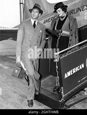 GARY COOPER und seine Frau VERONICA BALFE aka SANDRA SHAW aka ROCKY COOPER um 1938 neben der Gangway zu einem Flugzeug der American Airlines Stockfoto