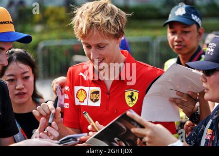 Brendon Hartley (NZL) Ferrari Test and Simulator Driver signiert Autogramme für die Fans. 21.09.2019. Formel-1-Weltmeisterschaft, Rd 15, Großer Preis Von Singapur, Marina Bay Street Circuit, Singapur, Qualifying Day. Bildnachweis sollte lauten: XPB/Press Association Images. Stockfoto