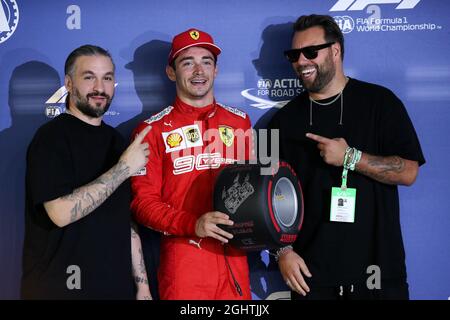 Charles Leclerc (MON) Ferrari erhält den Pirelli Pole Position Award in Parc Ferme. 21.09.2019. Formel-1-Weltmeisterschaft, Rd 15, Großer Preis Von Singapur, Marina Bay Street Circuit, Singapur, Qualifying Day. Bildnachweis sollte lauten: XPB/Press Association Images. Stockfoto