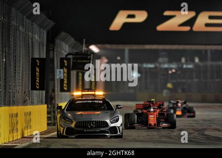 Sebastian Vettel (GER) Ferrari SF90 führt hinter dem FIA Safety Car an. 22.09.2019. Formel-1-Weltmeisterschaft, Rd 15, Großer Preis Von Singapur, Marina Bay Street Circuit, Singapur, Renntag. Bildnachweis sollte lauten: XPB/Press Association Images. Stockfoto