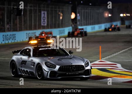 Sebastian Vettel (GER) Ferrari SF90 führt hinter dem FIA Safety Car an. 22.09.2019. Formel-1-Weltmeisterschaft, Rd 15, Großer Preis Von Singapur, Marina Bay Street Circuit, Singapur, Renntag. Bildnachweis sollte lauten: XPB/Press Association Images. Stockfoto