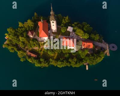 Kirche Mariä Himmelfahrt auf dem Bleder See, Slowenien. Drohne geschossen. Beliebtes Reiseziel Stockfoto