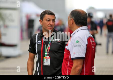 (L bis R): Sebastien Philippe (FRA) ART Grand Prix Team Manager und Managing Director mit Frederic Vasseur (FRA) Alfa Romeo Racing Team Principal. 28.09.2019. Formel-1-Weltmeisterschaft, Rd 16, Großer Preis Von Russland, Sotschi-Autodrom, Sotschi, Russland, Qualifying Day. Bildnachweis sollte lauten: XPB/Press Association Images. Stockfoto