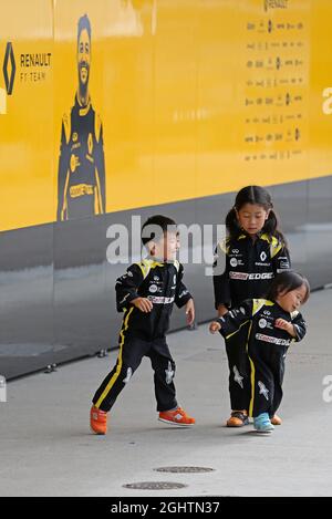 Fahrerlager-Atmosphäre - junge Fans des Renault F1 Teams. 10.10.2019. Formel 1 Weltmeisterschaft, Rd 17, Großer Preis Von Japan, Suzuka, Japan, Tag Der Vorbereitung. Bildnachweis sollte lauten: XPB/Press Association Images. Stockfoto