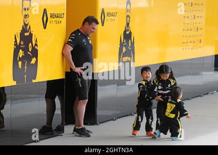 Fahrerlager-Atmosphäre - junge Fans des Renault F1 Teams. 10.10.2019. Formel 1 Weltmeisterschaft, Rd 17, Großer Preis Von Japan, Suzuka, Japan, Tag Der Vorbereitung. Bildnachweis sollte lauten: XPB/Press Association Images. Stockfoto