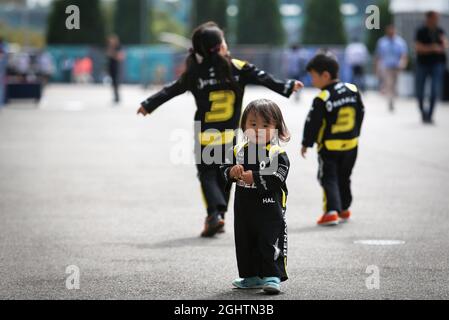 Fahrerlager-Atmosphäre - junge Fans des Renault F1 Teams. 10.10.2019. Formel 1 Weltmeisterschaft, Rd 17, Großer Preis Von Japan, Suzuka, Japan, Tag Der Vorbereitung. Bildnachweis sollte lauten: XPB/Press Association Images. Stockfoto