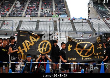 Circuit Atmosphäre - junge Haas F1 Team Fans. 10.10.2019. Formel 1 Weltmeisterschaft, Rd 17, Großer Preis Von Japan, Suzuka, Japan, Tag Der Vorbereitung. Bildnachweis sollte lauten: XPB/Press Association Images. Stockfoto