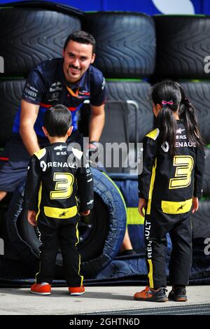 Fahrerlager-Atmosphäre - junge Fans des Renault F1 Teams. 10.10.2019. Formel 1 Weltmeisterschaft, Rd 17, Großer Preis Von Japan, Suzuka, Japan, Tag Der Vorbereitung. Bildnachweis sollte lauten: XPB/Press Association Images. Stockfoto