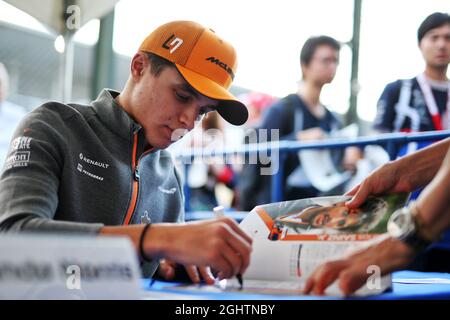 Lando Norris (GBR) McLaren signiert Autogramme für die Fans. 10.10.2019. Formel 1 Weltmeisterschaft, Rd 17, Großer Preis Von Japan, Suzuka, Japan, Tag Der Vorbereitung. Bildnachweis sollte lauten: XPB/Press Association Images. Stockfoto