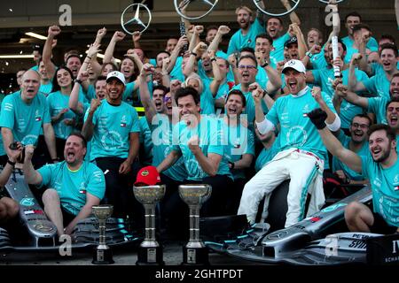 (L bis R): Lewis Hamilton (GBR) Mercedes AMG F1; Toto Wolff (GER) Mercedes AMG F1 Aktionär und Executive Director; und Valtteri Bottas (FIN) Mercedes AMG F1 feiern den Sieg der Konstrukteursmeisterschaft mit dem Team. 13.10.2019. Formel 1 Weltmeisterschaft, Rd 17, Großer Preis Von Japan, Suzuka, Japan, Sonntag. Bildnachweis sollte lauten: XPB/Press Association Images. Stockfoto