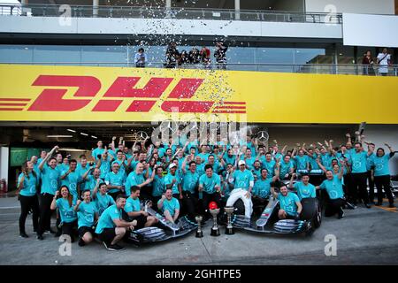 (L bis R): Lewis Hamilton (GBR) Mercedes AMG F1; Toto Wolff (GER) Mercedes AMG F1 Aktionär und Executive Director; und Valtteri Bottas (FIN) Mercedes AMG F1 feiern den Sieg der Konstrukteursmeisterschaft mit dem Team. 13.10.2019. Formel 1 Weltmeisterschaft, Rd 17, Großer Preis Von Japan, Suzuka, Japan, Sonntag. Bildnachweis sollte lauten: XPB/Press Association Images. Stockfoto