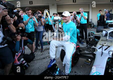 Rennsieger Valtteri Bottas (FIN) Mercedes AMG F1 feiert mit dem Team. 13.10.2019. Formel 1 Weltmeisterschaft, Rd 17, Großer Preis Von Japan, Suzuka, Japan, Sonntag. Bildnachweis sollte lauten: XPB/Press Association Images. Stockfoto