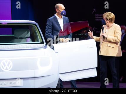 München, Deutschland. September 2021. Ralf Brandstätter, Mitglied des Vorstands der Marke Volkswagen, zeigt Bundeskanzlerin Angela Merkel (CDU) den Ausweis. Leben“. Quelle: Sven Hoppe/dpa/Alamy Live News Stockfoto