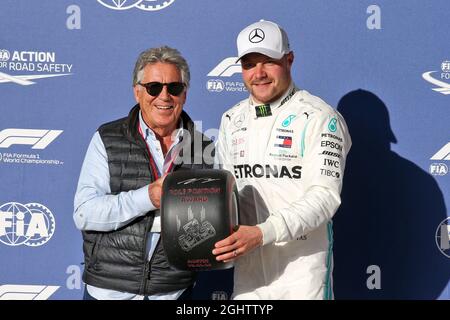 Valtteri Bottas (FIN) Mercedes AMG F1 erhält den Pirelli Pole Position Award von Mario Andretti (USA). 02.11.2019. Formel-1-Weltmeisterschaft, Rd 19, großer Preis der Vereinigten Staaten, Austin, Texas, USA, Qualifying Day. Bildnachweis sollte lauten: XPB/Press Association Images. Stockfoto