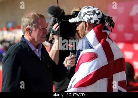 Lewis Hamilton (GBR) Mercedes AMG F1 in Parc Ferme mit Martin Brundle (GBR) Sky Sports-Kommentator. 03.11.2019. Formel-1-Weltmeisterschaft, Rd 19, großer Preis der Vereinigten Staaten, Austin, Texas, USA, Wettkampftag. Bildnachweis sollte lauten: XPB/Press Association Images. Stockfoto