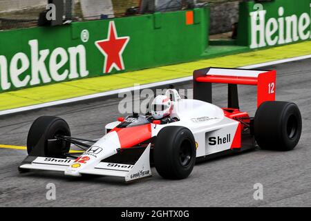 Martin Brundle (GBR) Sky Sports-Kommentator im McLaren MP4/4 von Ayrton Senna aus dem Jahr 1988. 14.11.2019. Formel-1-Weltmeisterschaft, Rd 20, Großer Preis Von Brasilien, Sao Paulo, Brasilien, Tag Der Vorbereitung. Bildnachweis sollte lauten: XPB/Press Association Images. Stockfoto