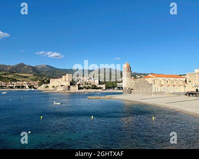 Kirche unserer Lieben Frau von den Engeln und Chateau Royal de Collioure entlang der Küste, Collioure, Pyrenees-Orientales, Frankreich Stockfoto